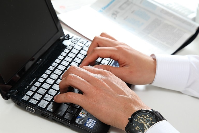 パソコンを使うビジネスマン