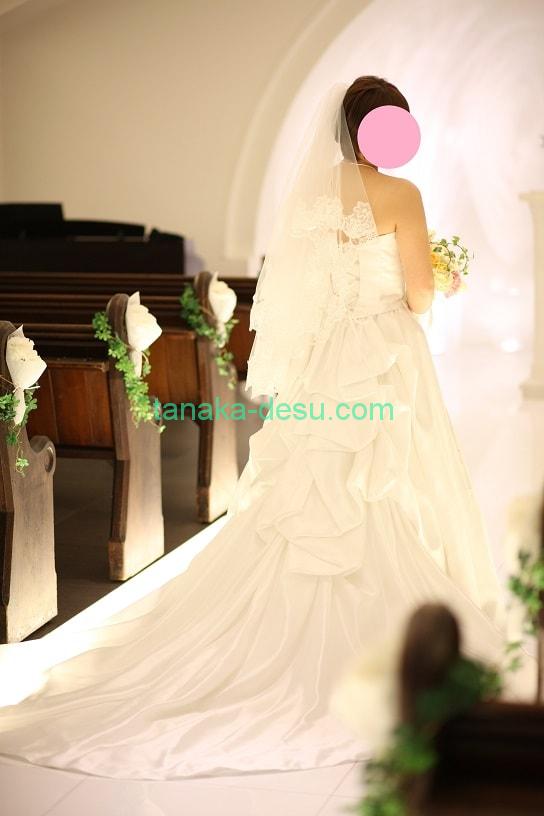 ウェディングドレスの花嫁と教会