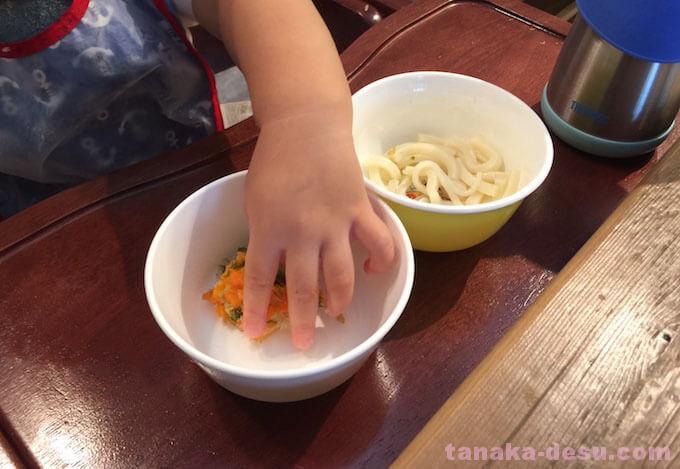 手づかみ食べはいつまで と思ってたけど勝手にスプーンを使い始めた 田中ですドットコム