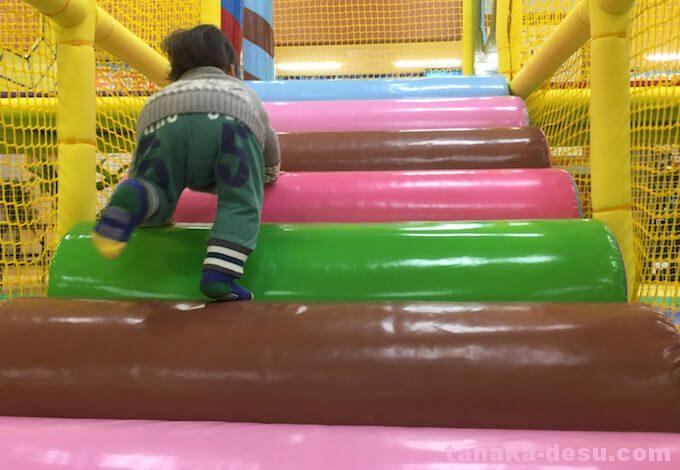 キッズパークで遊ぶ1歳児